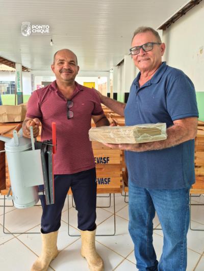 Prefeitura de Ponto Chique entrega novos kits de apicultura aos produtores capacitados